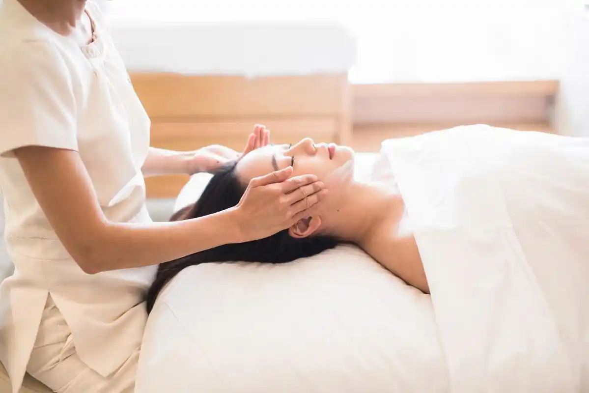 香港四季酒店水疗中心呈献光彩美容面部护理疗程