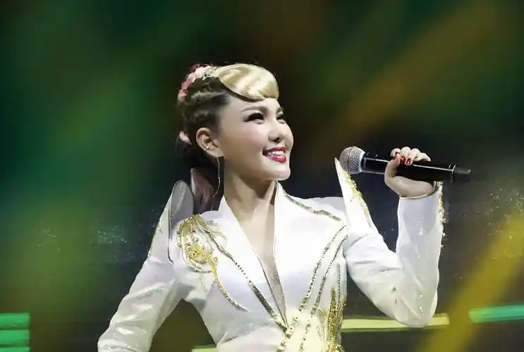 事业大红大紫,却和爱人有缘无分,至今还是单身_杜枫_内蒙古_女孩