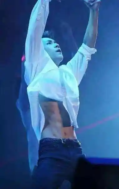 易烊千玺的腹肌,王俊凯的腹肌,王源是背地里偷偷练的?_网易订阅