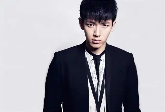 柯震东碎发桃心发型 柯震东发型叫什么名字 2