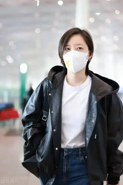 街拍:李斯丹妮黑色连帽夹克 牛仔微喇裤 白t恤酷帅十足_北京_机场