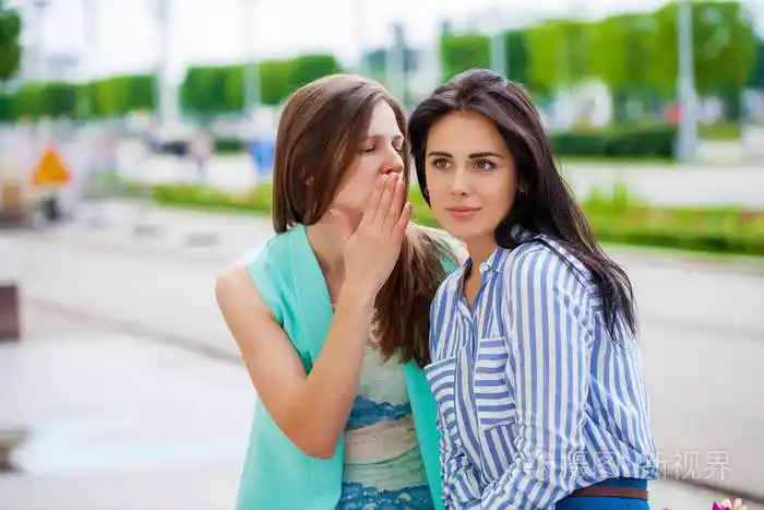 两个年轻的女人互相交谈女朋友聊天