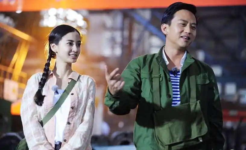 angelababy和邓超穿着工作服.