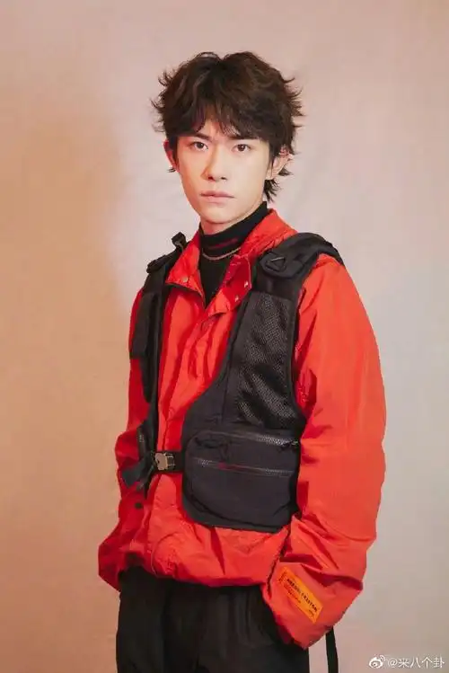 易烊千玺二十冠岁朝暮锦程##易烊千玺20岁