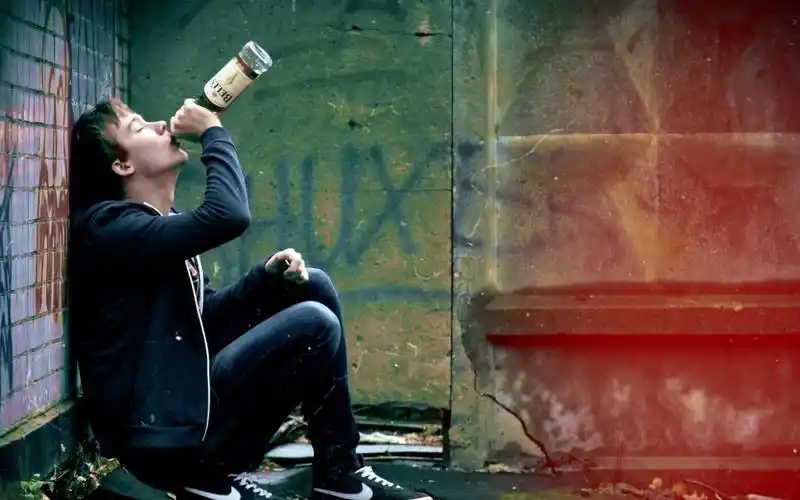 喝酒,孤独,一个人,寂寞,人物,壁纸独自一人喝酒图片