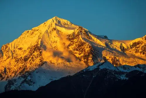 太阳光照射越来越强,山顶只见金色.