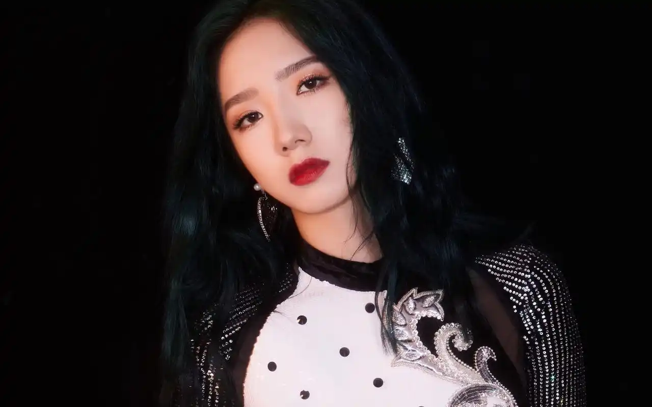 孟美岐魅惑性感图片桌面壁纸