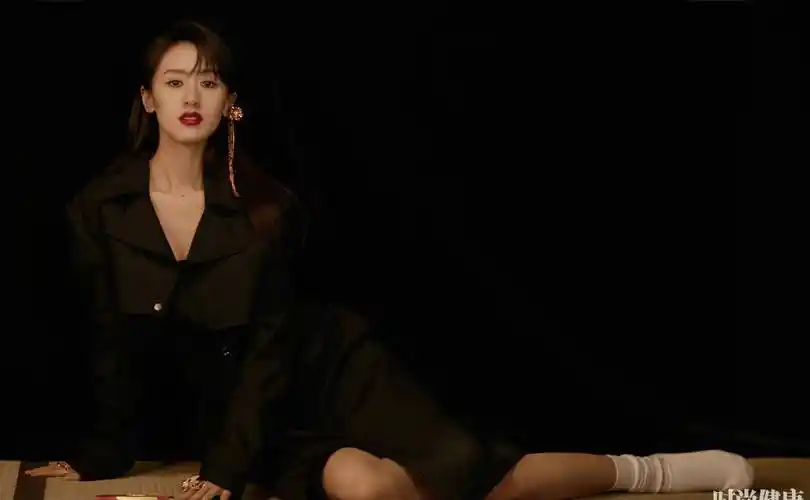 原创袁冰妍优雅时尚大片曝光演绎精致黑色连体裙这镜头表现力绝了