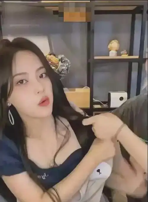 杨超越:直播胸部走光,50秒视频泄露,网友:没穿内衣有凸起?