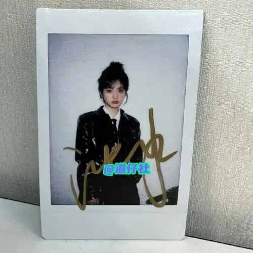 关注我,【点赞】【评论】中各抽一个【铁粉】,下图签名拍立得任选一张