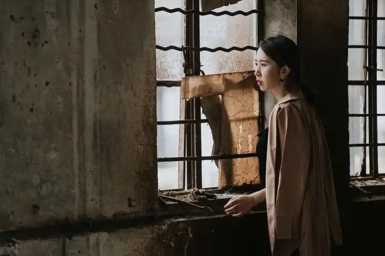 那锈迹斑斑的窗户,玻璃已不再完整,那黄色的塑料玻璃板,还想努力的