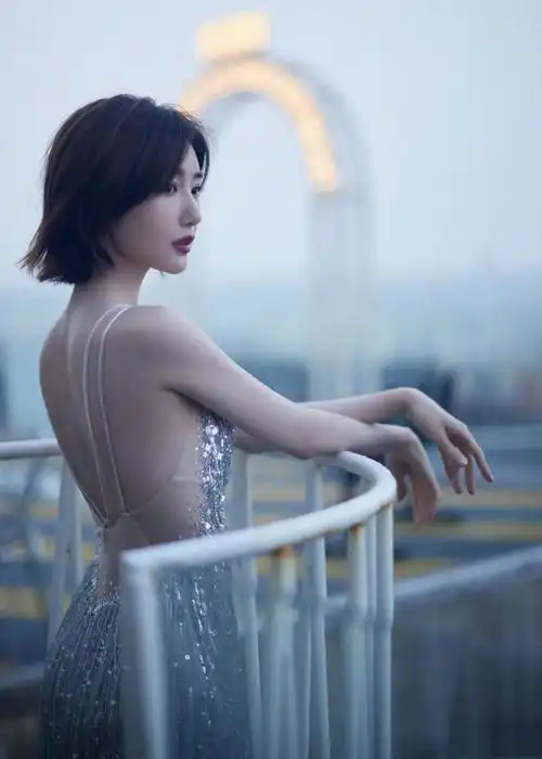 毛晓彤才是礼服女王穿深v流苏裙高贵迷人腰臀比太惊艳