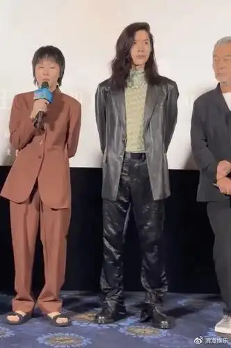 窦靖童与谢霆锋出席活动,二人同场却无缘见面,观众缘也相差甚远