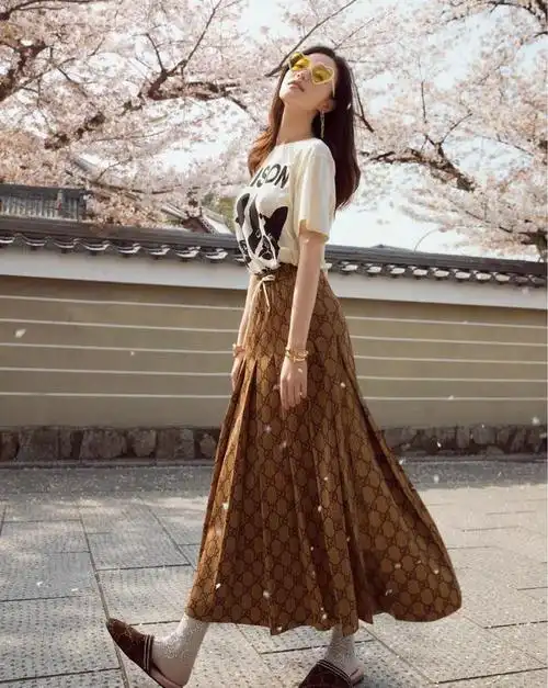 倪妮时尚造型释出衬衫短裤休闲风大片感十足