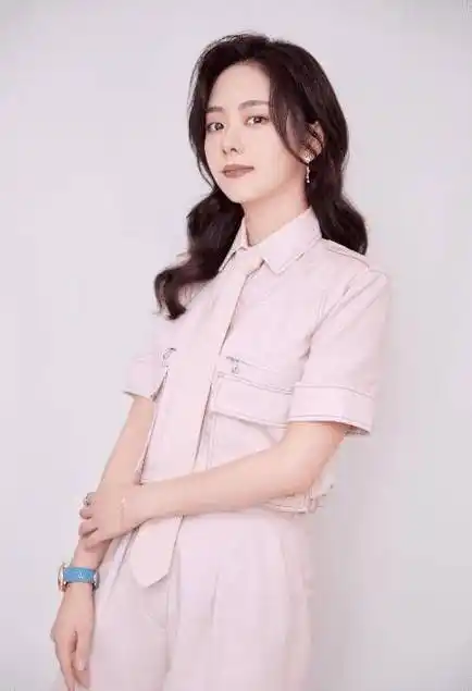 原创谭松韵直角肩也太绝了花瓣礼服露出肩美到粉丝认不出