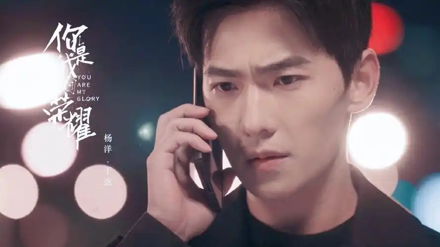 在这部剧刚开始的时候,于途刚好处于人生低谷,一边