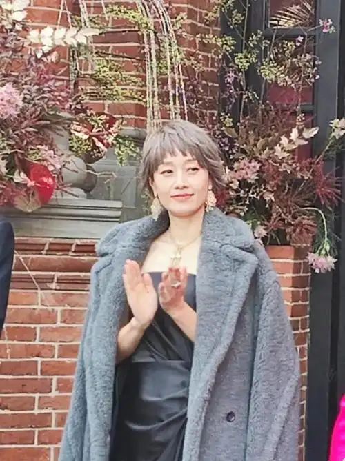 被马伊琍惊艳了!剪了新发型,穿羊羔毛大衣 抹胸裙,美出国际范