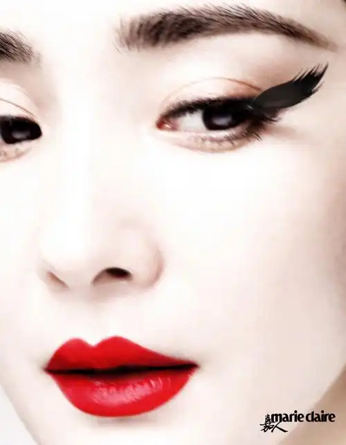 杨幂黑天鹅红唇妆