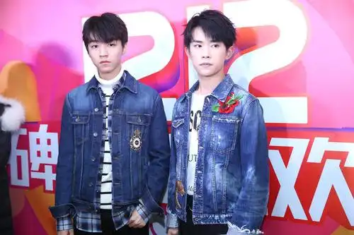 王俊凯易烊千玺合体演唱 两小伙越来越帅!
