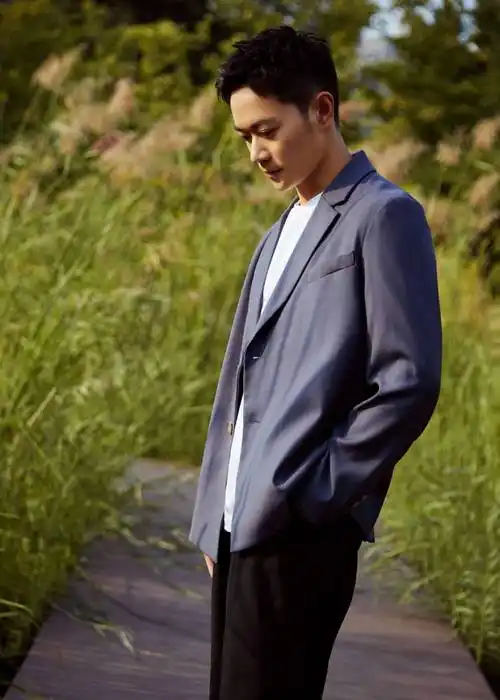 曹骏曝光初秋暖夕写真 舒适惬意氛围中彰显正气本色_腾讯新闻