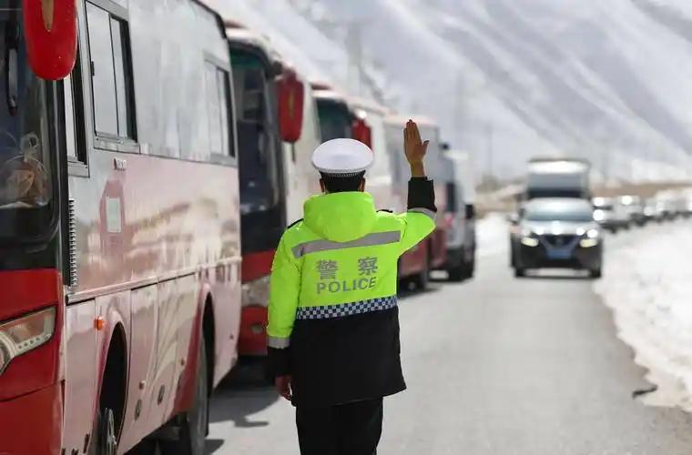 情暖昆仑雪山返校路_西合休乡_叶城县_新华社