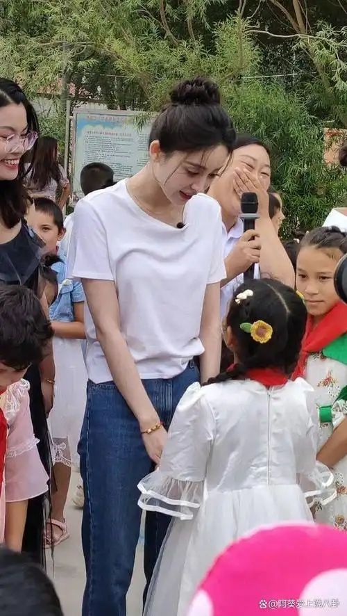 古力娜扎回到家乡做公益,与学生跳舞聊天超温柔