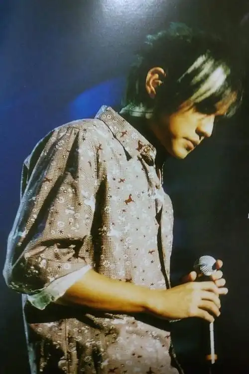 周杰伦2004年无与伦比演唱会的造型绝了,每一套都非常出彩,都非常适合