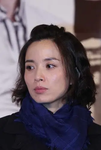 就这样李佳陪伴着靳东从小演员到大明星,不离不弃,默默付出着.