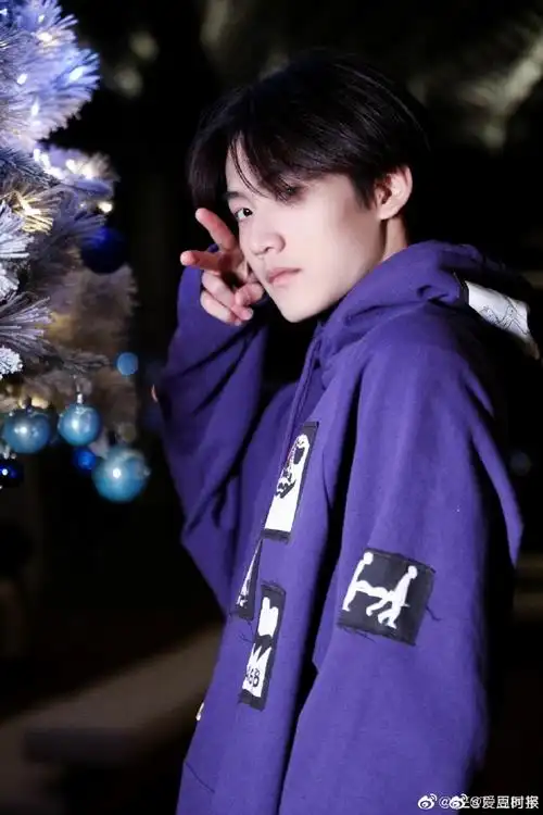 周柯宇侧颜胶片照##周柯宇晒车窗照