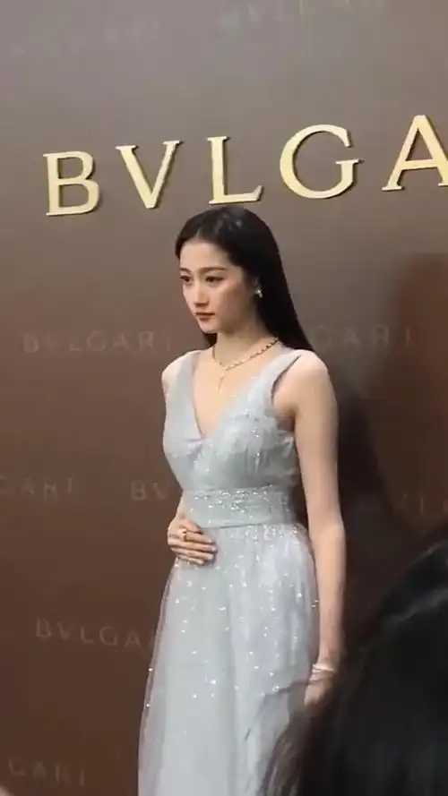 关晓彤肚子疼还坚持参加活动