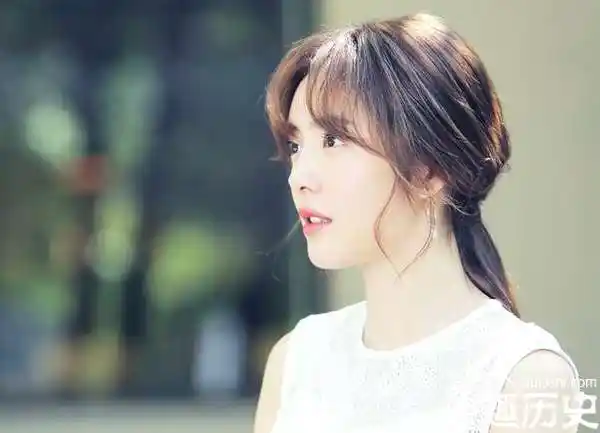 讲述了帅气俊朗的公司ceo江安澜,气质出众的艺术史老师姚远与随性不