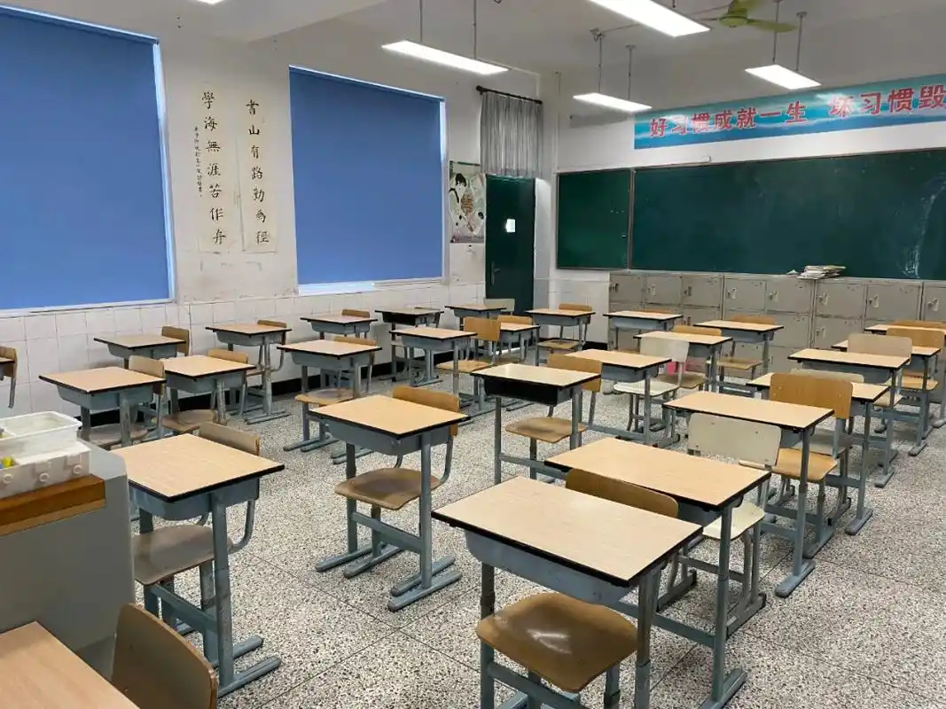 结果显示, 教室内课桌面维持平均照度 及均匀度,黑板维持平均照度 及