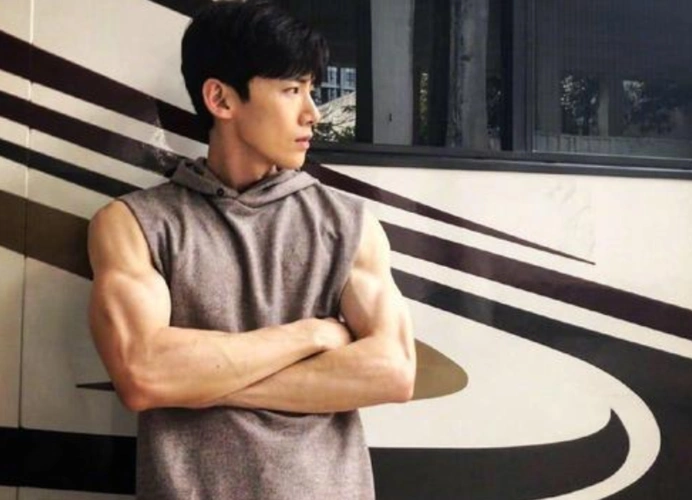 28岁白敬亭晒照炫腹肌,"倒三角"身材惹人爱,女粉直呼小鹿乱撞