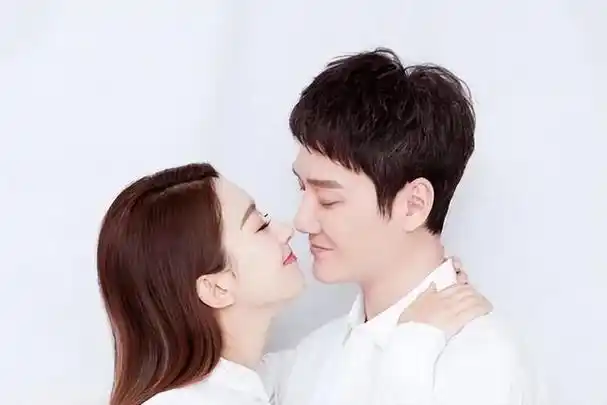 冯绍峰个人简历资料,冯绍峰个人资料介绍(两人却境遇大不相同)