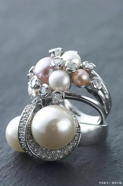 在时尚界珍珠是一种极具价值的宝石,其颜色是决定其价格的重要因素之