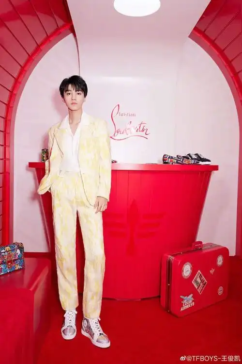 王俊凯惊艳亮相颜值太能打黄色水波纹西装造型尽显少年苏感