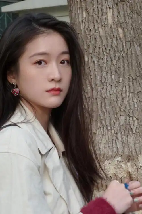 张雪迎晒胡同美照温婉甜美嘟嘴卖萌超可爱驻足撩发显性感