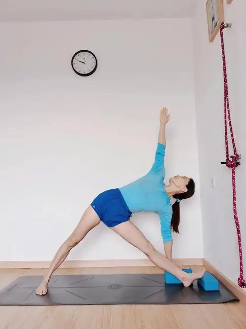 三角伸展式脚踝疼这样练习