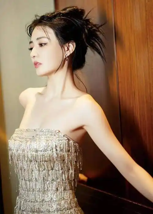 原创30岁知名女星徐璐恋情疑曝光与小5岁男星一起逛街网友送祝福