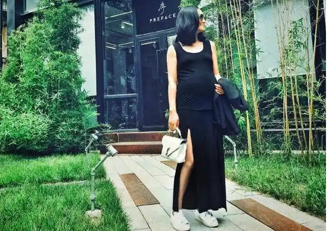 朱丹怀孕这么强悍!脚踩高跟鞋主持 微博晒美美孕期照