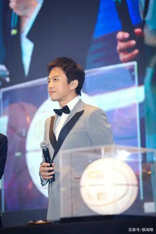 邓超深夜晒帅气侧颜自拍照,困惑自己的高鼻梁挡视线引各种调侃