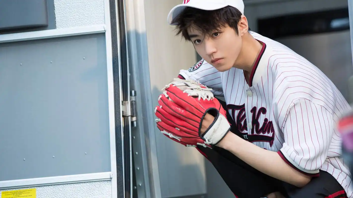 继与王俊凯撞衫之后,蔡徐坤又与黄子韬撞衫了,网友:谁丑谁尴尬