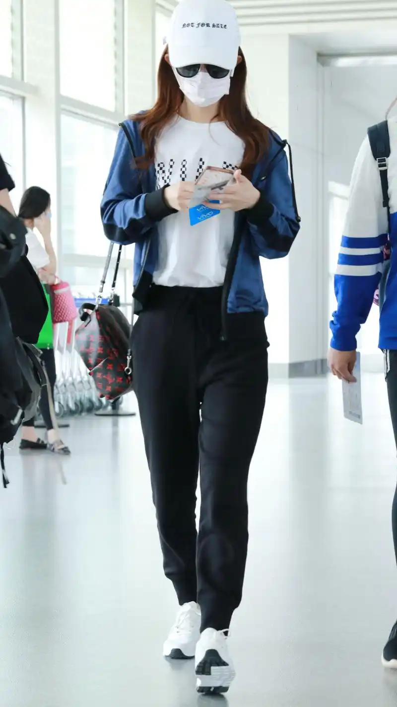 盘点赵丽颖好看的机场照,谁还敢说她土,她这些穿着逆袭从前!