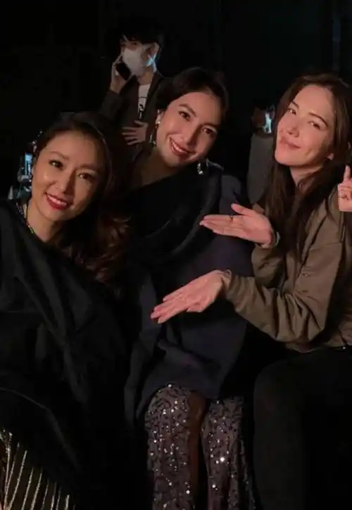 林心如晒闺蜜合影,44岁状态秒杀同龄人,比小8岁女星还显美