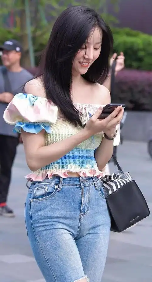 都说这样的身材穿紧身牛仔裤才好看这身材你心动了吗