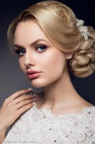 时尚美女盘发发型图片