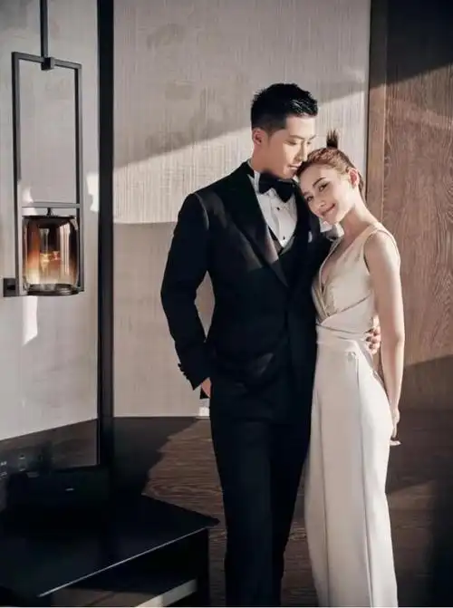 恨嫁了?何超莲晒与窦骁甜蜜合照,自称像结婚邀请函疑好事将近