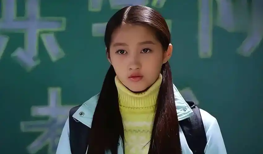 一方面就是关晓彤的经历还是太单一,虽然是童星出道,年龄不大却戏龄长