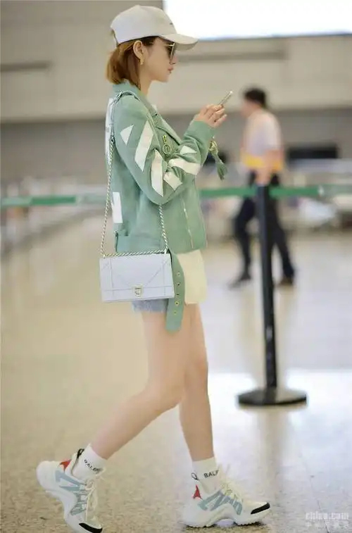 是夏日甜没错了!景甜清爽现身机场大秀长腿