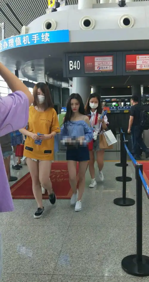 鞠婧祎现身机场,路人镜头下暴露了真实颜值,网友:比例